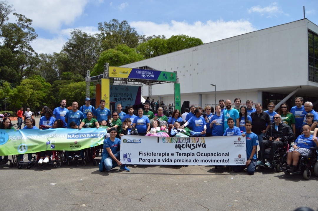 Todos os participantes reunidos no local com prefeito, secretários e autoridades. 