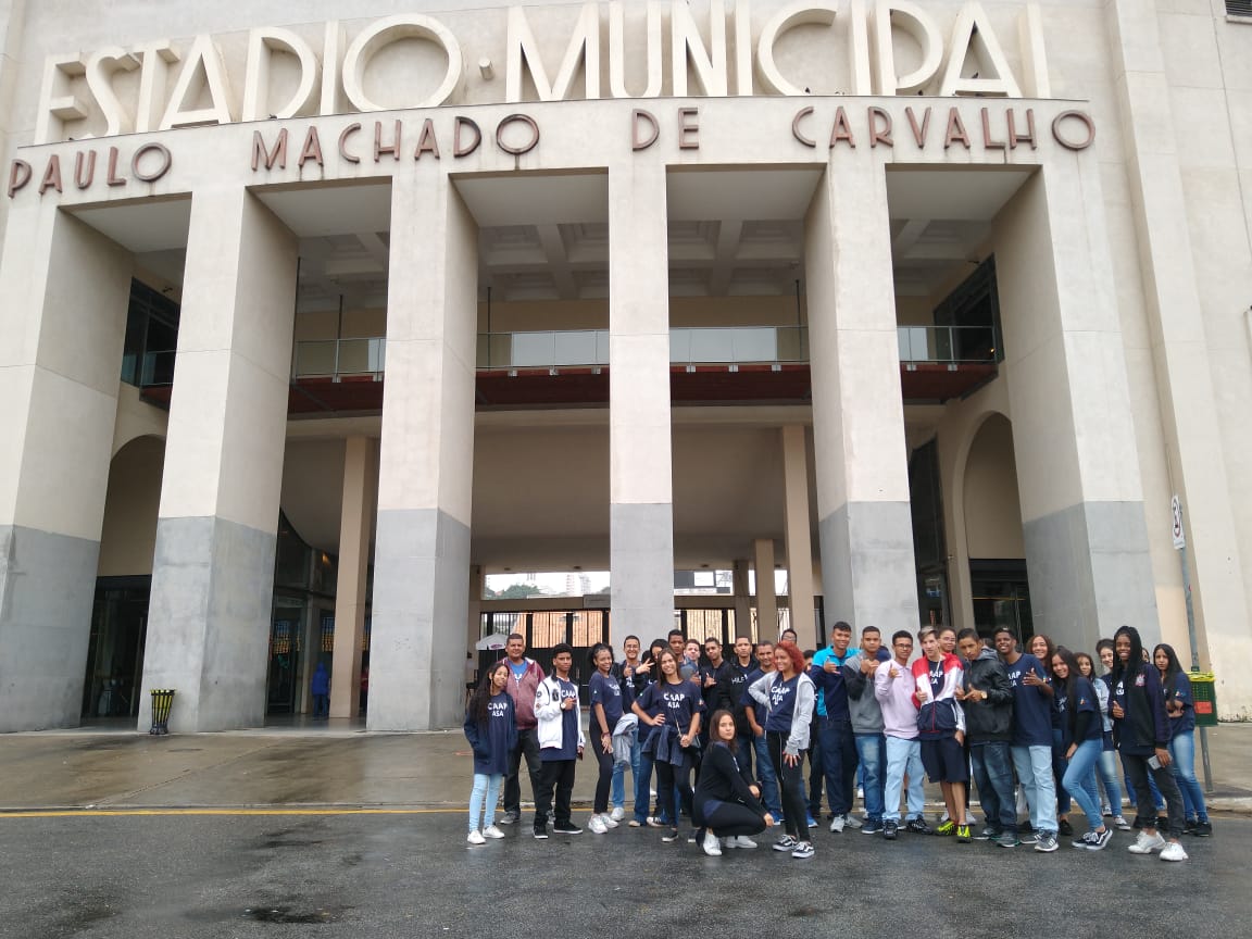 Alunos do CEDESP em frente ao Estádio Municipal Paulo Machado de Carvalho.