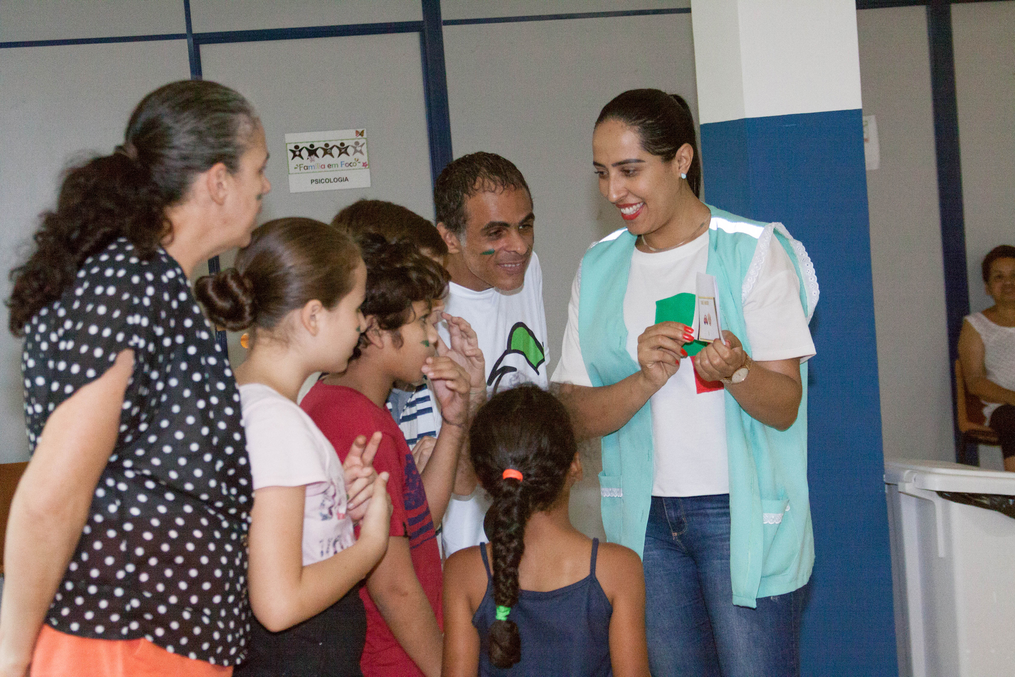 Equipe olhando para folha que está na mão de assistente social e tenta decifrar o código secreto. 