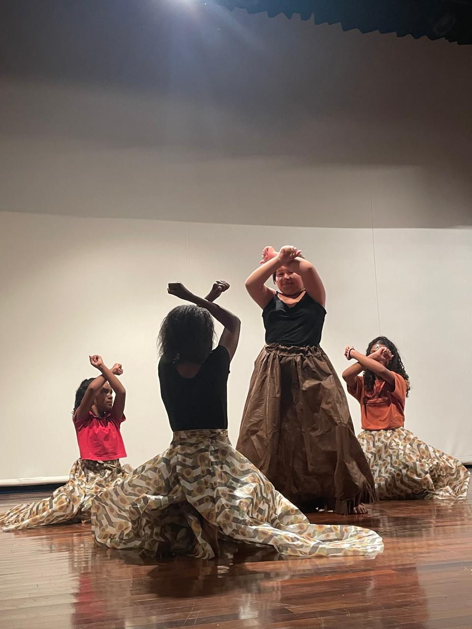 Meninas fazem apresentação de balé