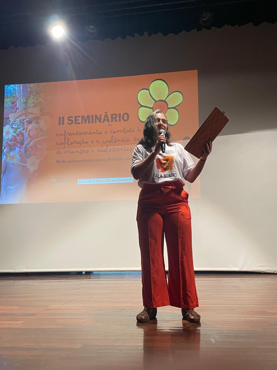 Mulher discursa na abertura do seminário
