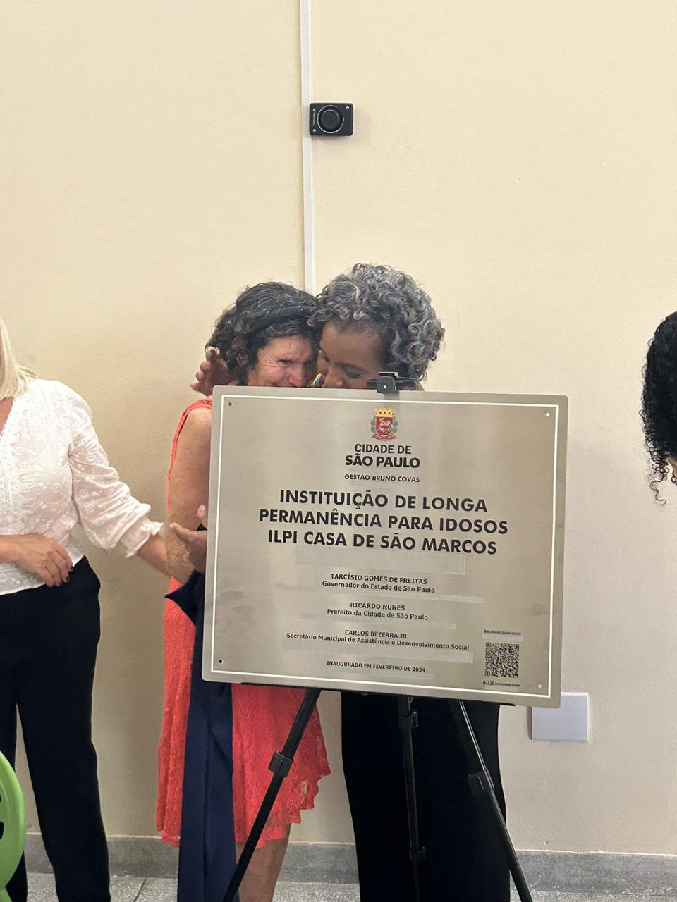 A Chefe de Gabinete, Ciça Santos junto a usuária do serviço, descerra a placa inaugural