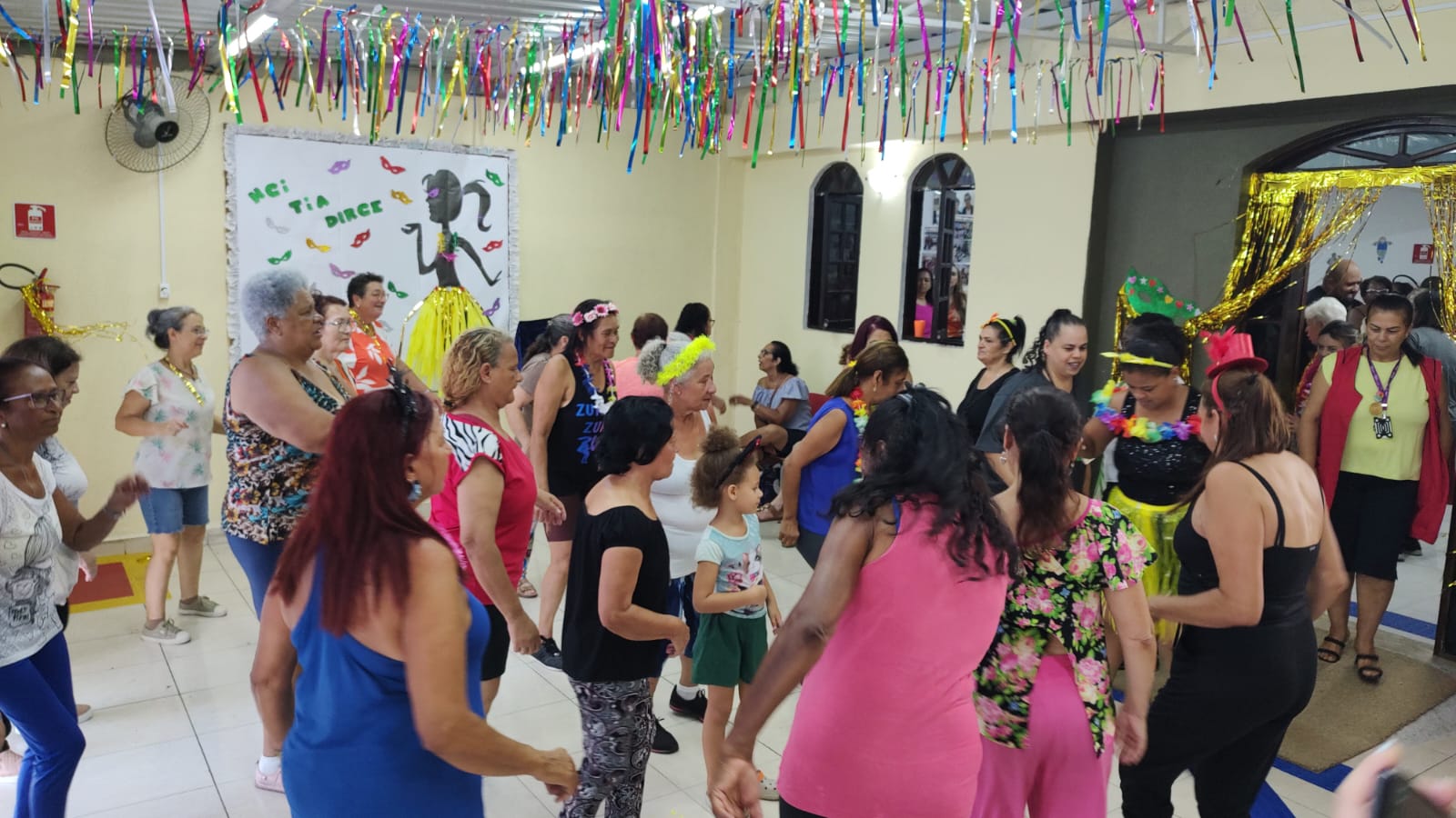 Senhoras dançam durante a inauguração do NCI Tia Dirce