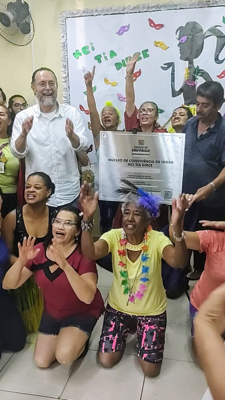 Idosos celebram junto ao secretário Carlos Bezerra Jr. o descerramento da placa inaugura