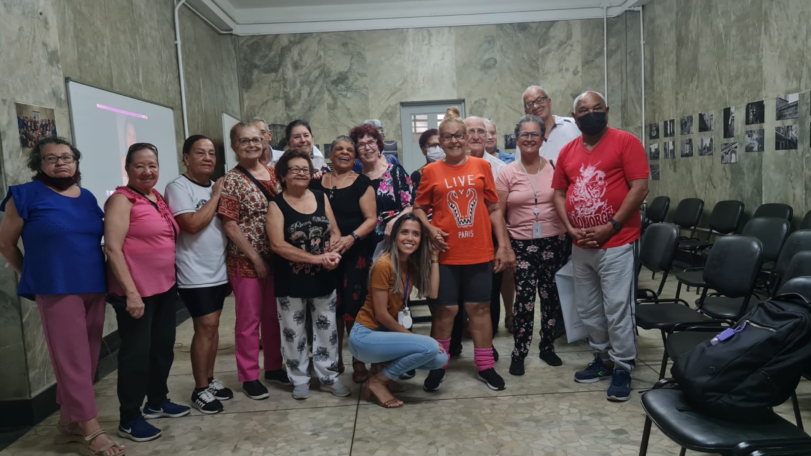 Na foto estão presentes dezessete conviventes, Na frente deles está a psicóloga Jessica Gonzaga 