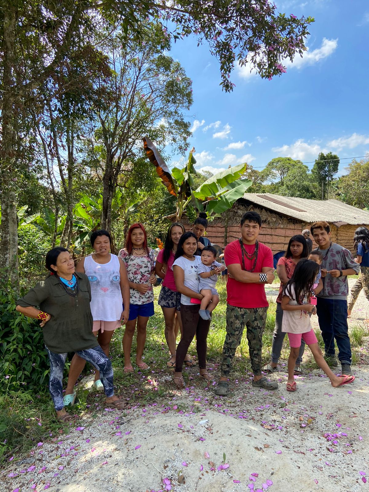 Moradores da tribo Tapé Mirim posam para foto