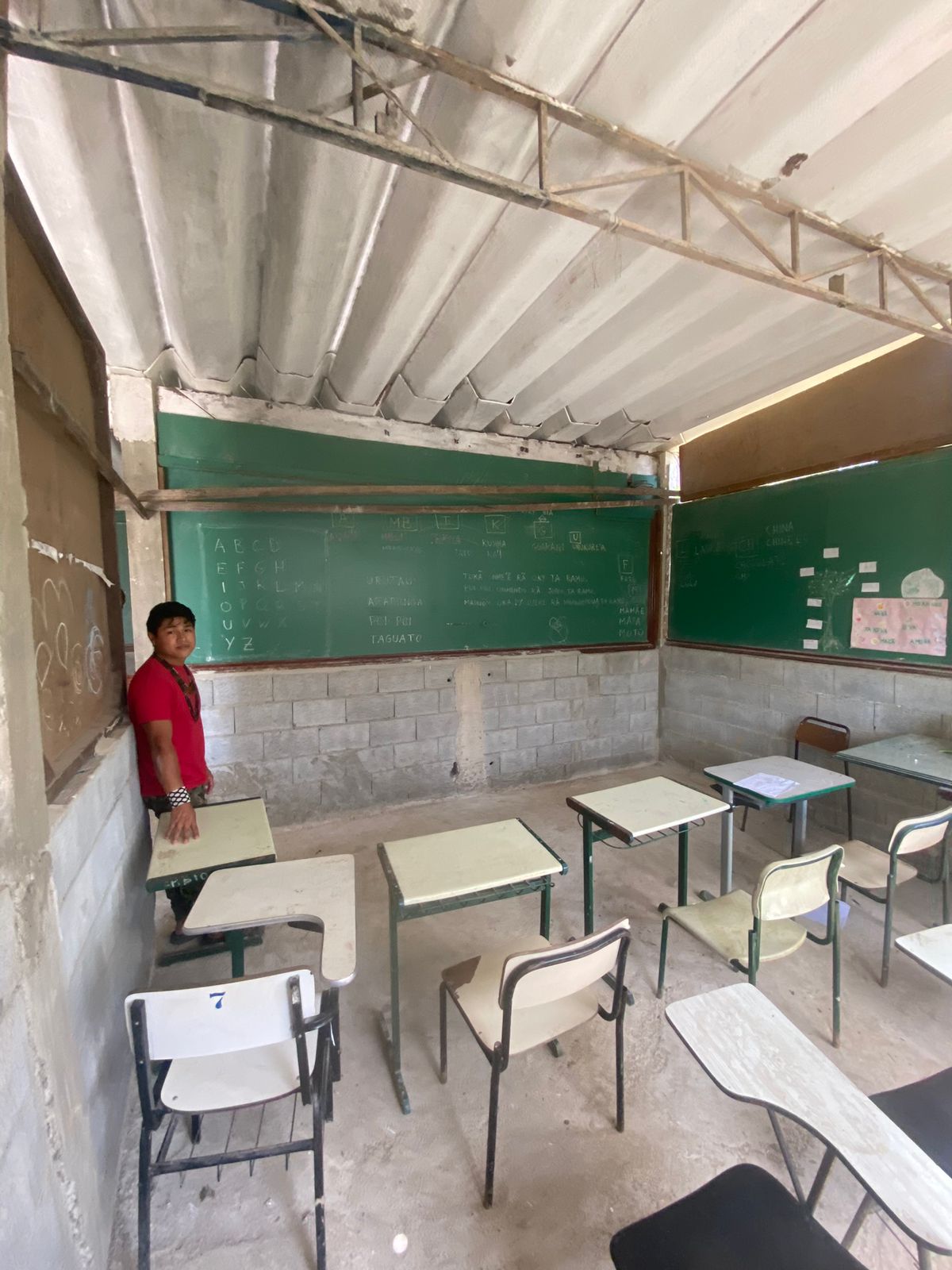 Dieguito está na sala de aula da aldeia.