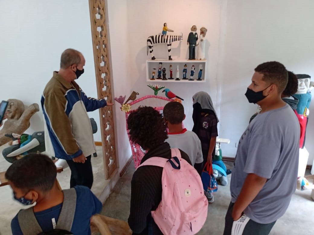 Crianças visitam a Galeria de Arte da Casa do Rosário e apreciam as obras do local.