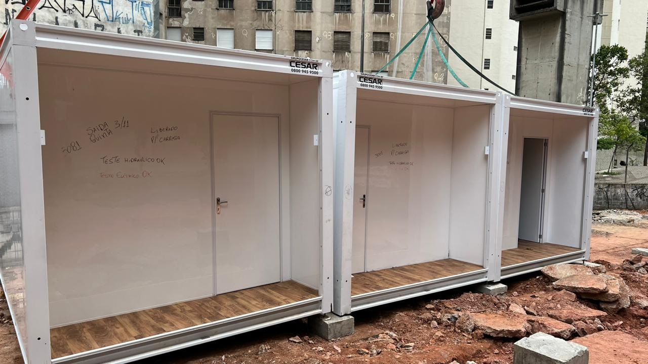 Três containers sispostos lado a lado onde serão as casas modulares da Vila Reecontro 