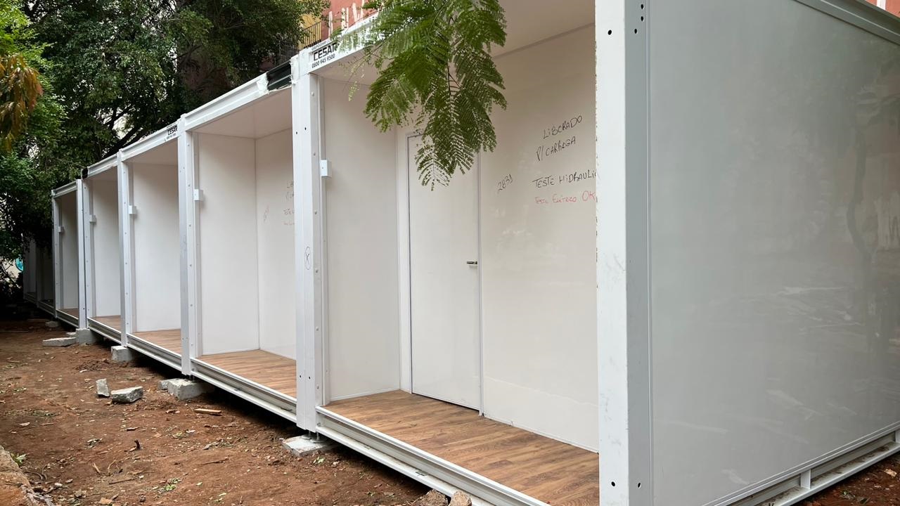 Cinco containers dispostos lado a lados onde serão as casa modulares da Vila Reencontro