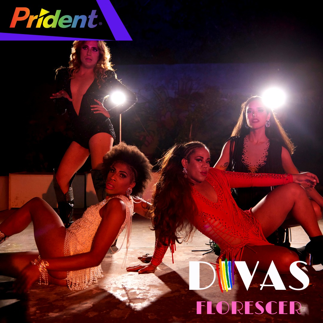 Foto com fundo escuro com quatro mulheres, na parte superior do lado direito escrito “Prident” colorido e na parte inferior esquerda está escrito “Divas Florescer” 