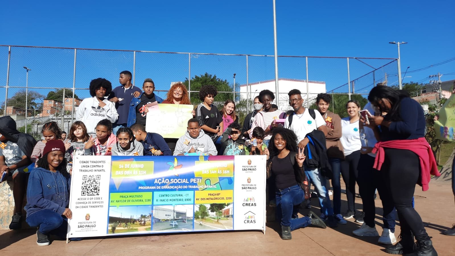 caminhada feita no território da Cidade Tiradentes em combate ao trabalho infantil. Na foto a crianças, adolescente e adultos carregando cartazaes
