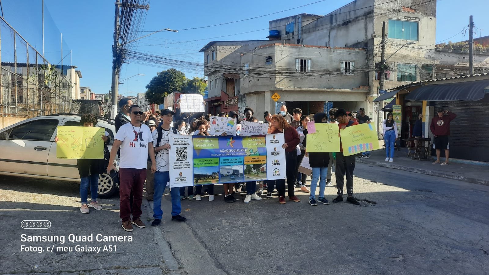 caminhada feita no território da Cidade Tiradentes em combate ao trabalho infantil. Na foto a crianças, adolescente e adultos carregando cartazaes
