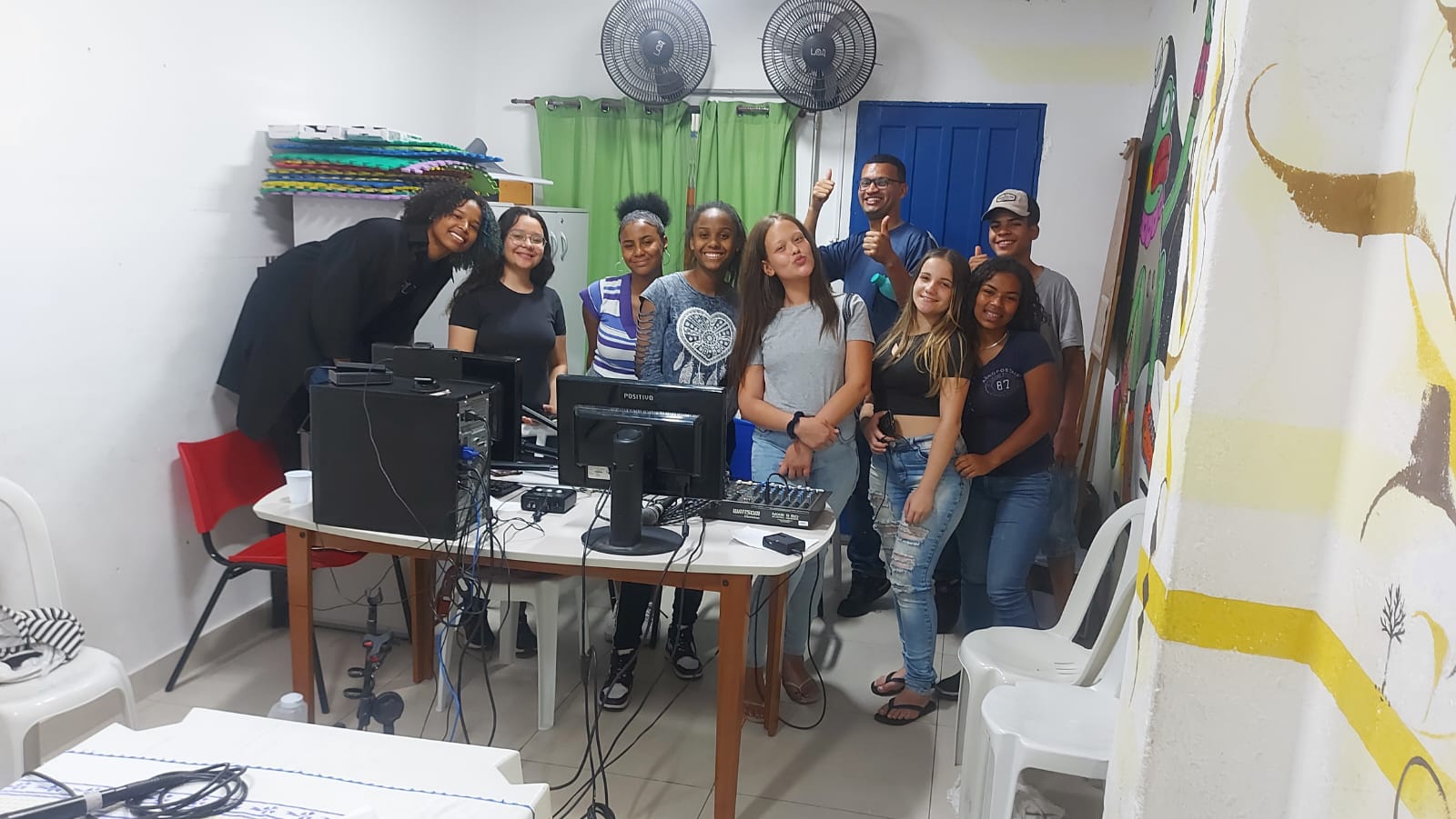 Em confraternização, nove atendidos pelo CJ posam para foto.