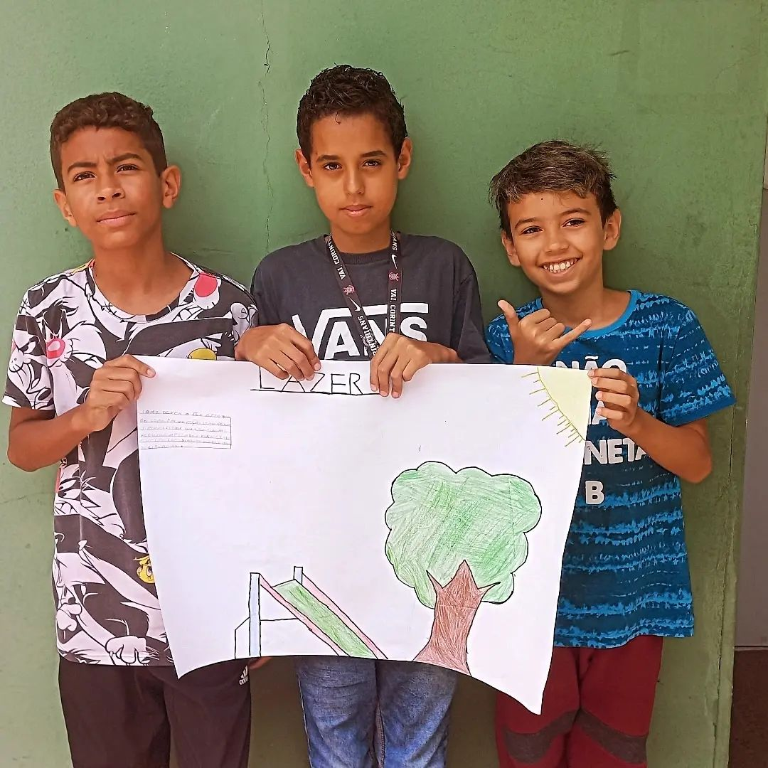 Alguns meninos fizeram um cartaz sobre o direito ao lazer 