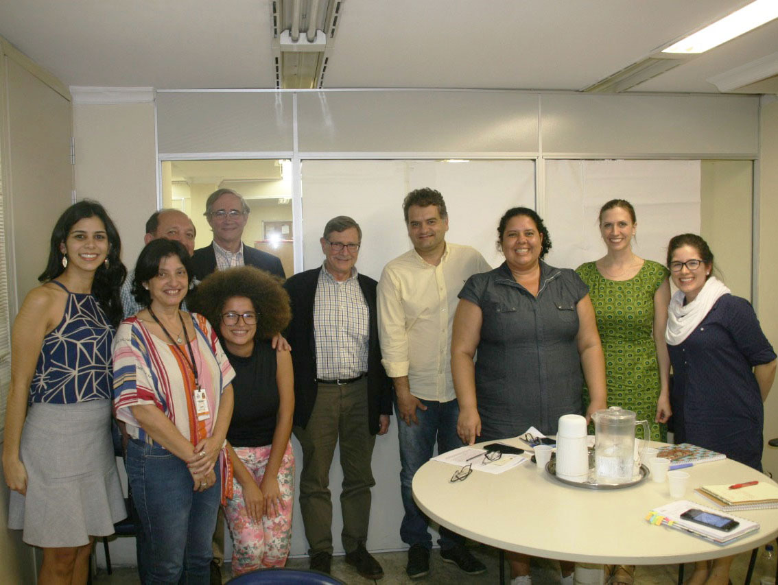 Secretário da SMADS, Marcelo Del Bosco, junto aos pesquisadores americanos e funcionários da Secretaria em um total de dez pessoas em pose para foto 