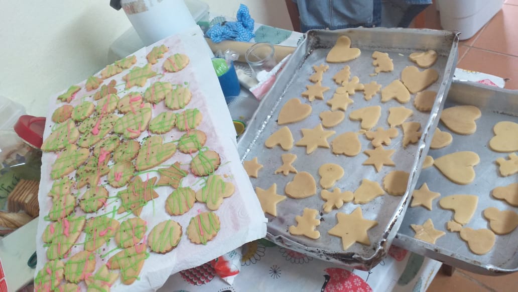 A imagem mostra três formas com dezenas de biscoitos de vários formatos geométricos.