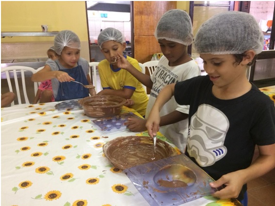 Os conviventes aprenderam a fazer o próprio ovo de chocolate