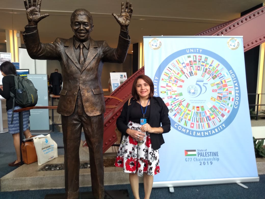 Secretária adjunta da SMPED Marinalva Cruz próximo de uma estátua de Nelson Mandela, na ONU. 