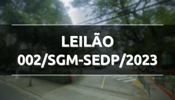 Imagem do imóvel alienável e sobre está um quadro com o nome "Leilão 002/SGM-SEDP/2023".