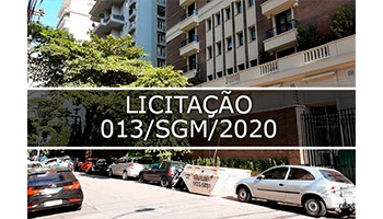 Fotografia  DO IMÓVEL MUNICIPAL SITUADO NA RUA FERNANDES DE ABREU, 208, NO DISTRITO DO ITAIM BIBI, na rua tem caçamba de entulho e dois lado da rua tem carro parado e no meio na foto escrito licitação 013/SGM/2020