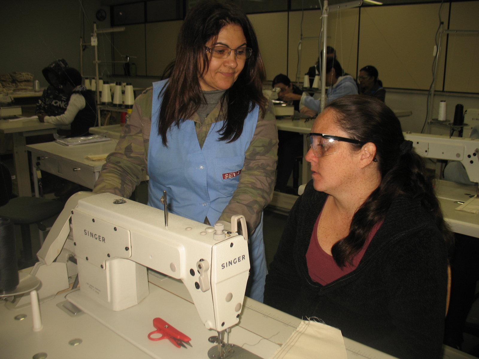 O objetivo do curso é o de qualificar profissionais para realizar operações básicas de costura em máquina reta e overloque