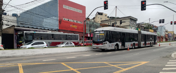 Imagem faixa reversível com ônibus na faixa em avenida