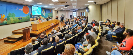 Imagem do Plenário com participantes do evento