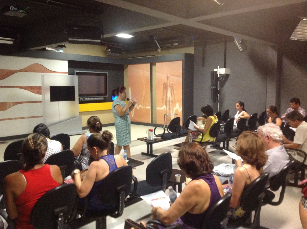 Laura Santucci discute ações da formatura do curso TVS com membros do Conselho Escolar