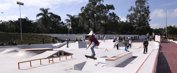 Imagem mostra jovem fazendo manobra radical com skate na nova pista do parque do chuvisco