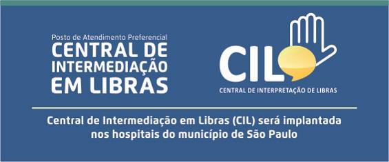 Fundo azul com os dizeres Posto de Atendimento Preferencial - Central de Intermediação em Libras.  logo do programa que é uma figura de uma mão espalmada e um balão de fala amarelo.