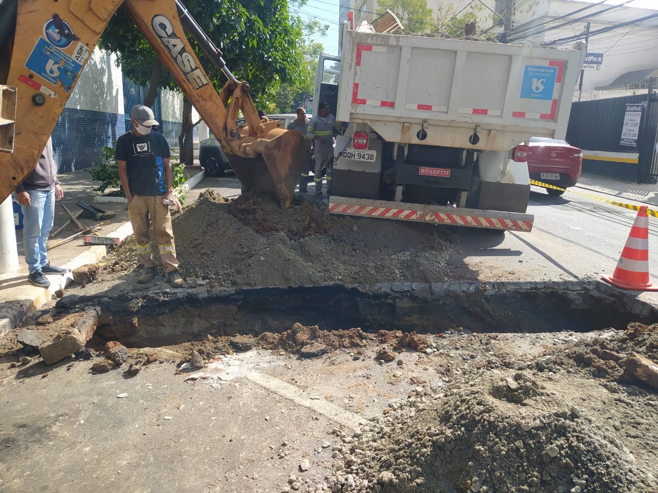 Caminhão da Sabesp consertando o esgoto da Rua Castro Alves
