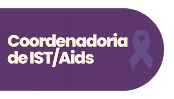 Coordenadoria de IST/Aids escrito em letras bege e sobre fundo roxo. No canto direito há um laço em marca d'agua