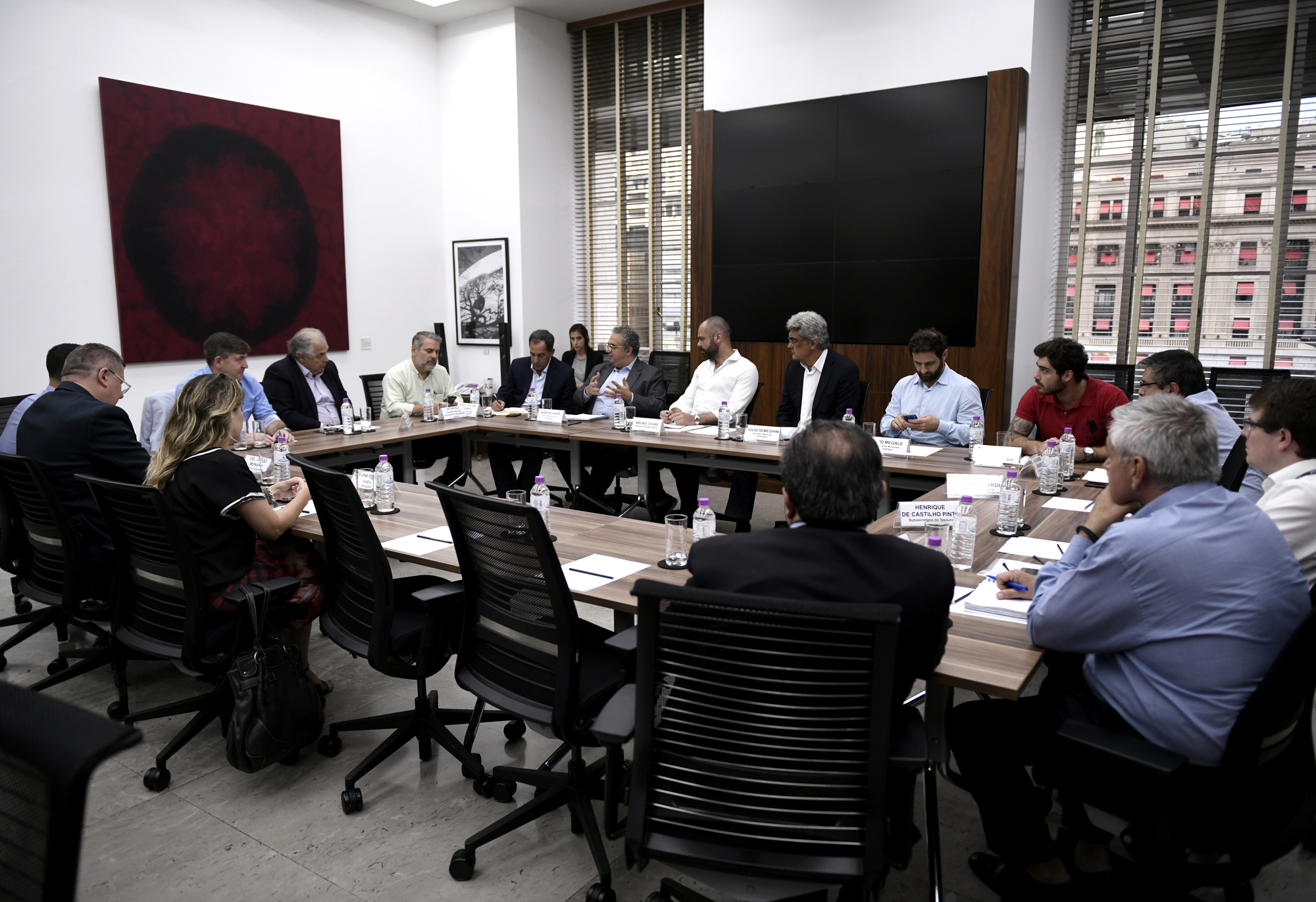 Foto da sala de reunião com os integrantes do Comitê de Crise do Viaduto Marginal Pinheiros.