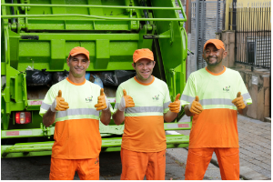 Coletores acenam para o leitor com sinal de jóinha