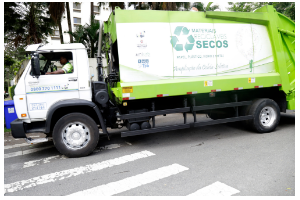 Caminhão de coleta de lixo reciclável