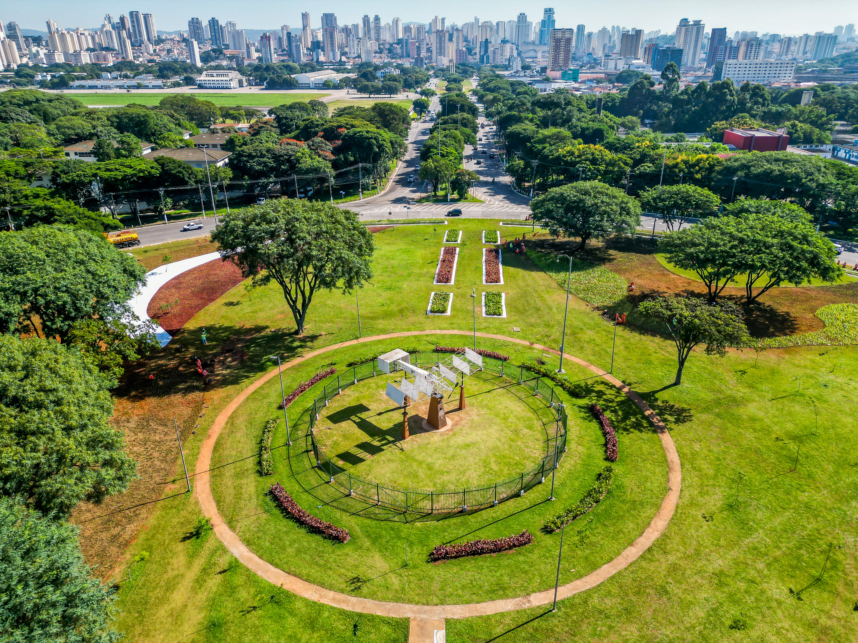 Paisagismo direciona o olhar para a réplica do 14 Bis, o avião de Santos Dumont que entrou para a história ao levantar voo em Campo de Bagatelle, Paris