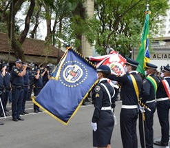 Grupamento da GCM em forma diante da Bandeira em evento comemorativo