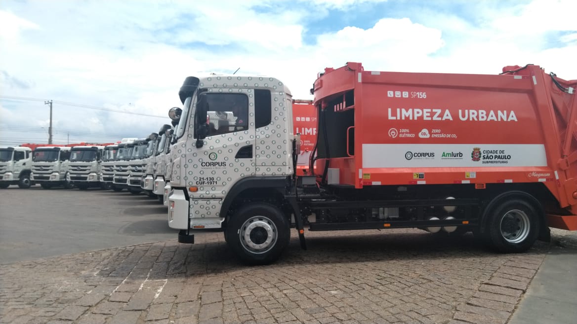 Os dez novos veículos com caçambas em cor predominante vermelha escrito Limpeza Urbana e uma faixa branca com logotipos da CORPUS; AMLURB e Cidade de São Paulo estão perfilados em forma de caracol 