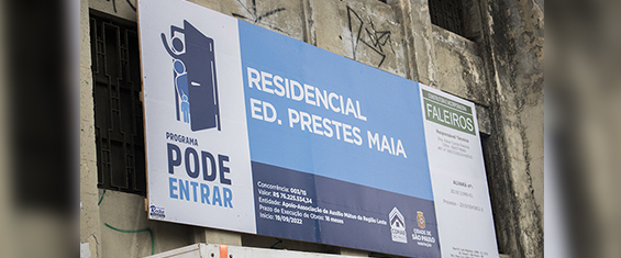 Placa das obras no Edifício Prestes Maia para atender famílias de baixa renda