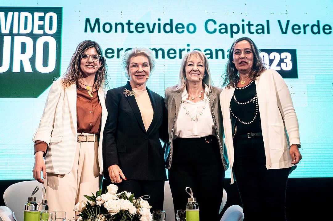 Secretaria Marta ao lado de representantes de Montevideu e Mercocidades