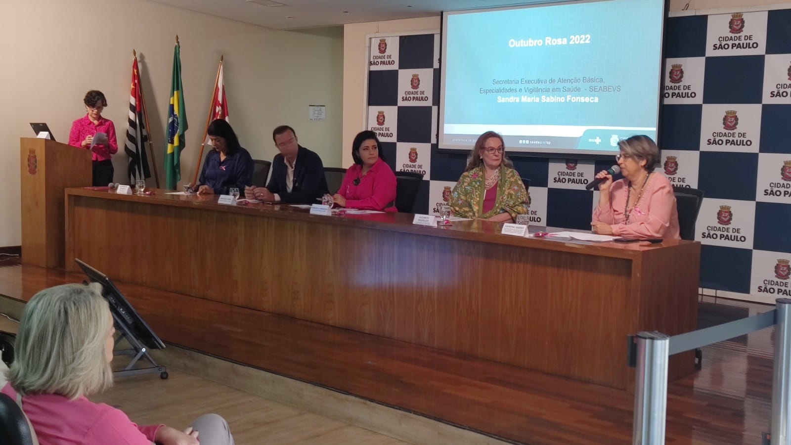 Imagem da mesa de abertura do evento, com autoridades sentadas à mesa