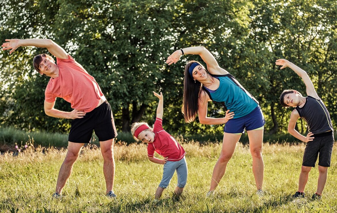 Na imagem, dois adultos e duas crianças se exercitando.