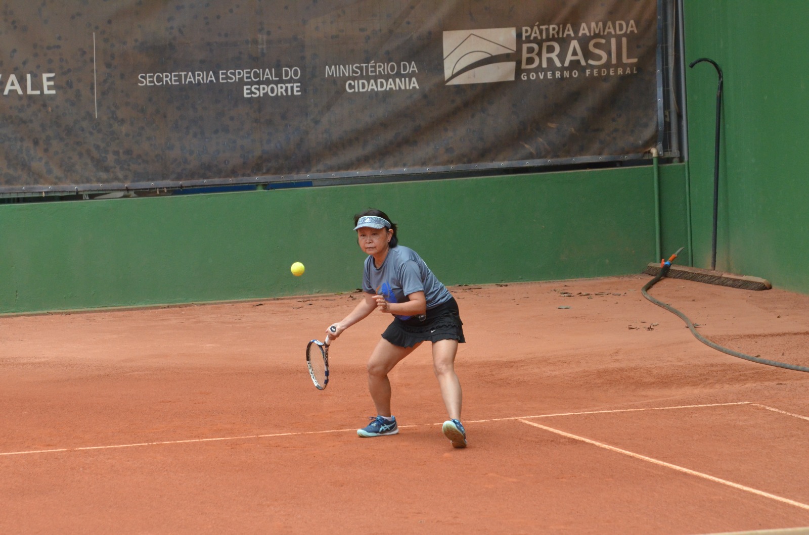 Na imagem, participante do JOMI jogando tênis
