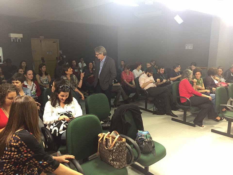 Participantes aguardam o início da Roda de Conversa no auditório da EMS.