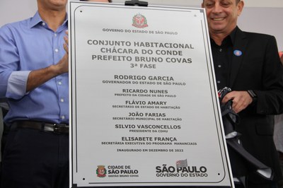 foto da placa de entrega das 412 unidades habitacionais