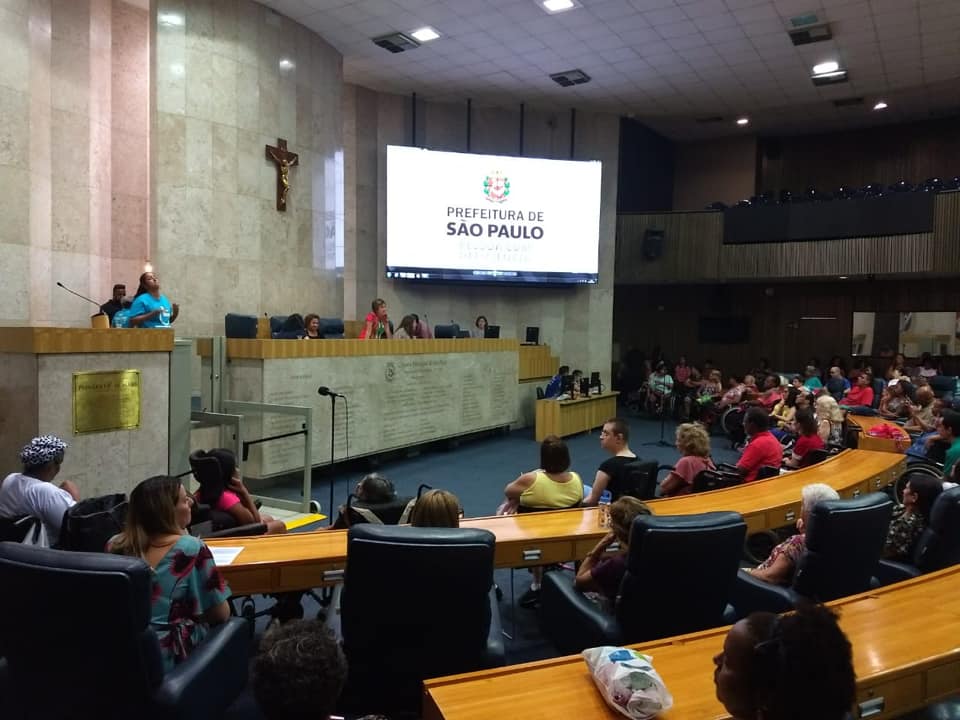 #PraCegoVer: mais de 30 pessoas no auditório, lotado, da Câmara Municipal de São Paulo.