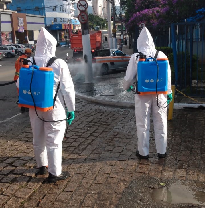 São mais de 700 agentes higienizando as ruas com desinfetante antibactericida