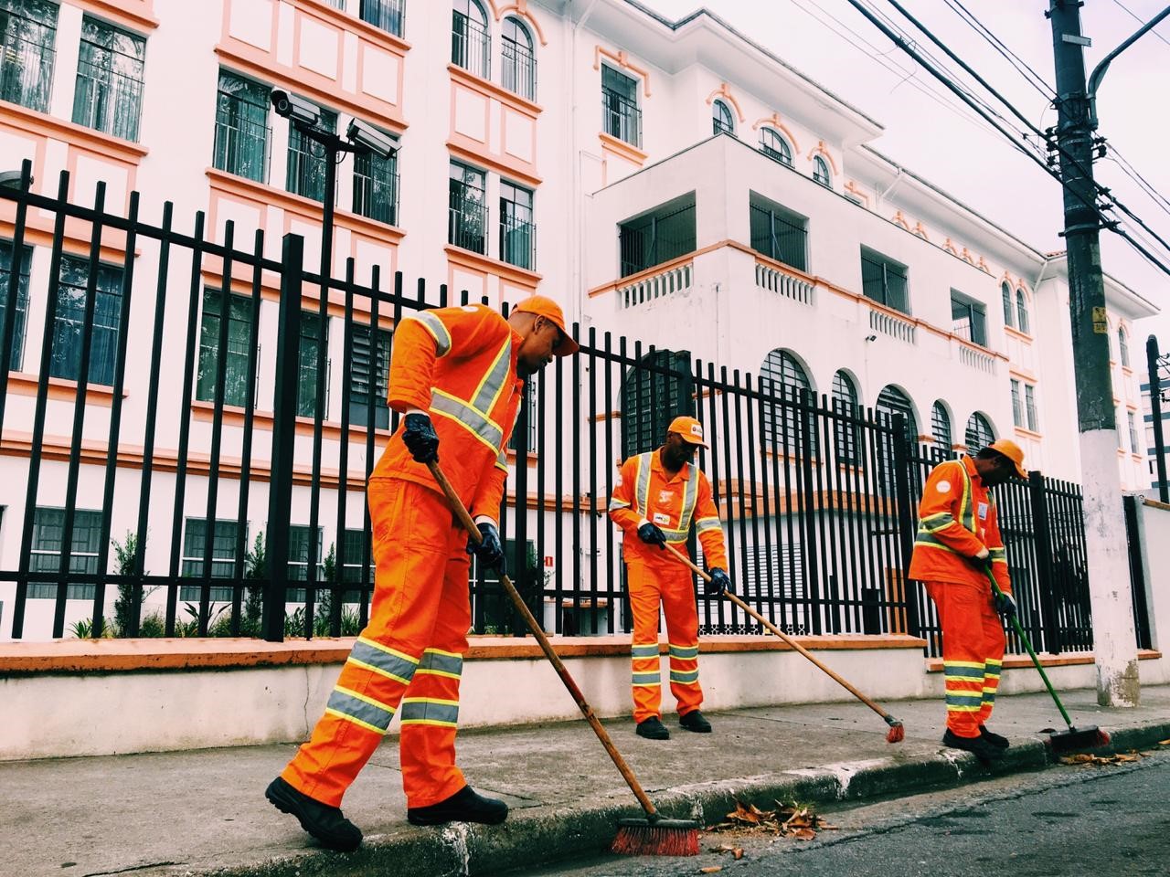 Levantamento realizado pela Prefeitura aponta queda de mais de 50% nos dados de varrição, em decorrência do menor volume de resíduos nas ruas, e aumento de 25% na coleta seletiva