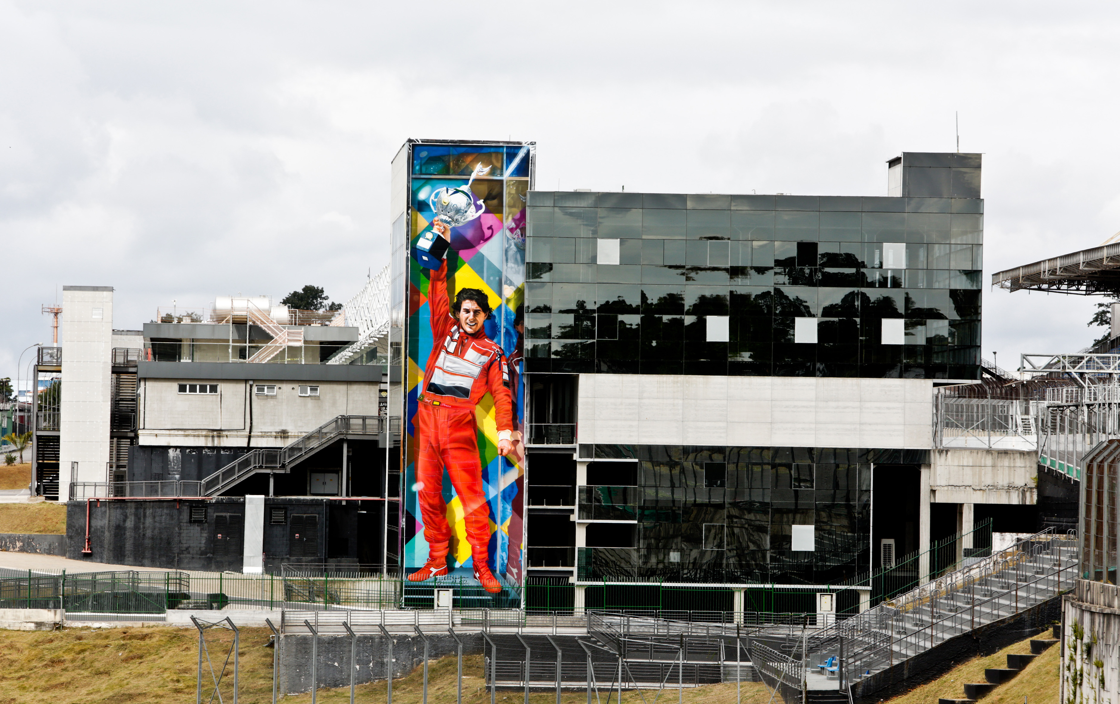 Imagem mostra um mural dentro do Autódromo de Interlagos criado pelo muralista Eduardo Kobra em homenagem a Ayrton Senna, piloto de Fórmula 1
